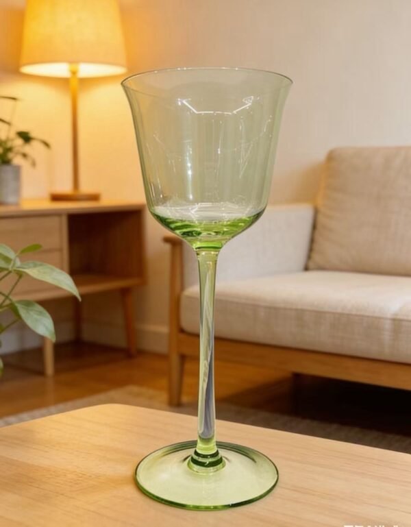 Crystal glass diamond-shaped wine glasses